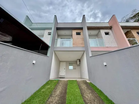 Sobrado Geminado no Água Verde
